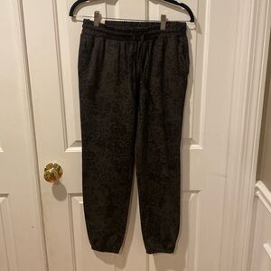 NWT Rachel Zoe size small black python patterned joggers.